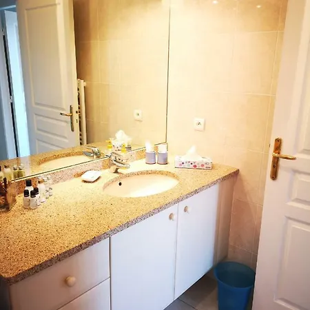 Front Luxury Near Airport شقة